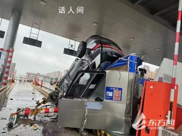 男子開車撞到高速收費島 妻子死亡