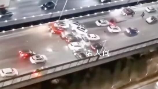 西安凍雨致數(shù)十輛車相撞 30秒內(nèi)多輛車因剎不住連環(huán)相撞