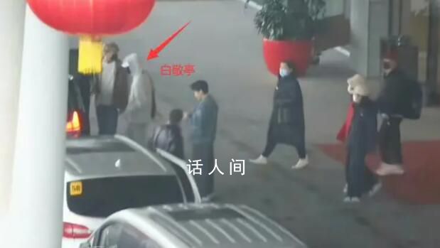白敬亭進(jìn)組難哄 一身淺色運(yùn)動休閑裝很低調(diào)