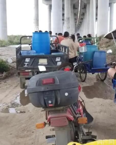 廣州三民島村民在臨時供水點取水 供電和通訊網絡正常