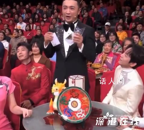 何炅撒貝寧元宵晚會坐一桌 真的是夢回《明星大偵探》