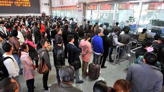 大學生搶不到車票報旅游團返校 帶著行李踏上了這次意外的旅程