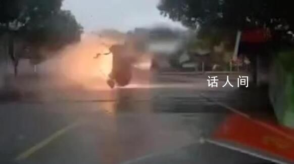 小鵬P7雨天超速失控翻飛散架后起火 車主疑似已遇難