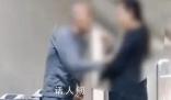 老人中風(fēng)練習(xí)走路遭陪護女子扇巴掌 陪護女子不停呵斥扇巴掌
