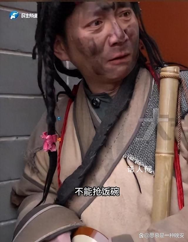 清明上河園小乞丐反被游客要吃的 甚至還有網友表示搶過小乞丐的飯碗