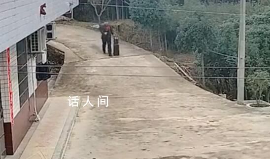 退伍軍人獨(dú)自歸家 網(wǎng)友暖心留言