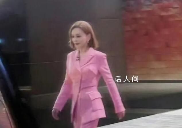 這竟然是雪姨 行走時散發出一股獨特的魅力