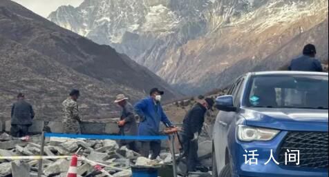 四姑娘山網紅觀景平臺砌圍墻?辟謠:是基礎設施維護排除安全隱患