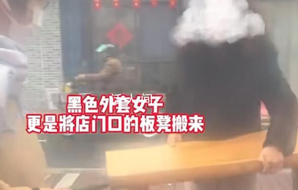 車主停車時(shí)遭兩女子人肉占車位 網(wǎng)友們的評(píng)價(jià)各不相同