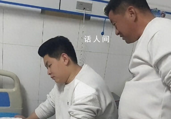 80后男子當(dāng)爺爺目不轉(zhuǎn)睛盯著孫女 爹和爺還穿著親子裝呢