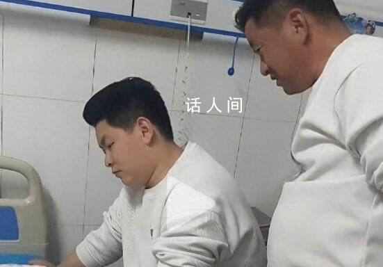 80后男子當(dāng)爺爺目不轉(zhuǎn)睛盯著小孫女 引發(fā)網(wǎng)友圍觀