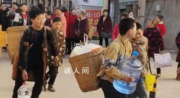 校長回應(yīng)小學(xué)生背鍋碗瓢盆去春游 春季野炊是每年春天他們給孩子們準備的必備項目
