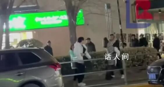 兩男子起沖突被各自妻子緊緊抱住 家有賢妻禍事少