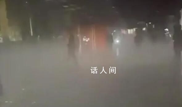 回南天取快遞像到了天庭 存放快遞的室內升起濃霧