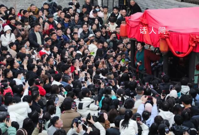 開封王婆說媒現(xiàn)場墻頭爬滿了人 回應(yīng)：全是真實(shí)的