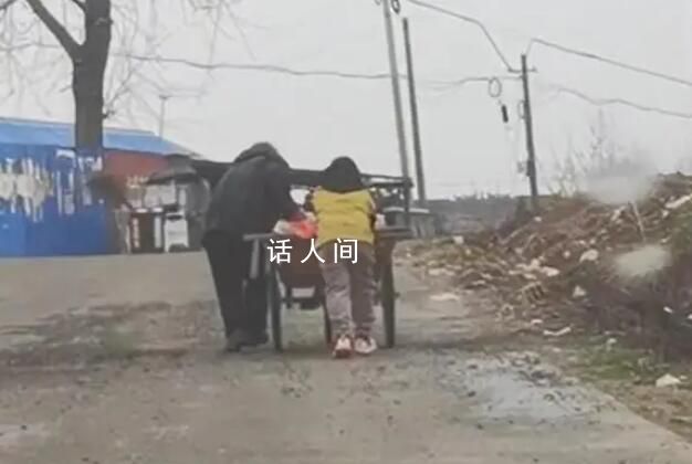 男孩雨中幫老奶奶推三輪車上坡 我力氣大著呢