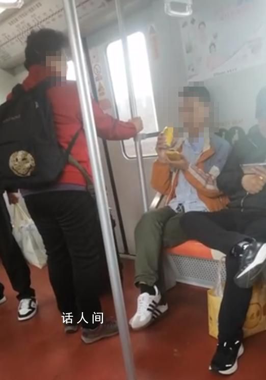 小伙坐愛心座拒讓老人:我買票了