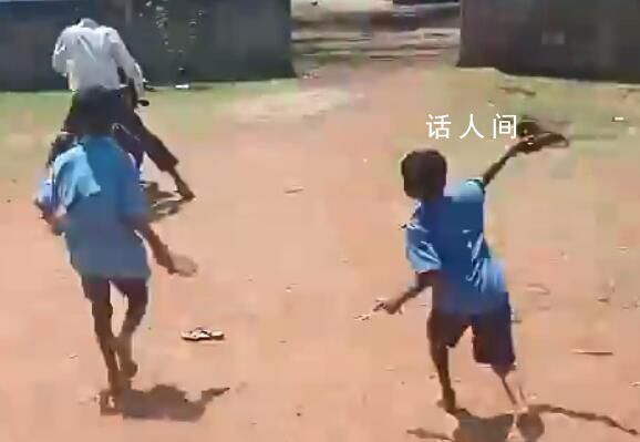 印度學生扔鞋趕走醉酒老師 老師趕緊騎車逃跑