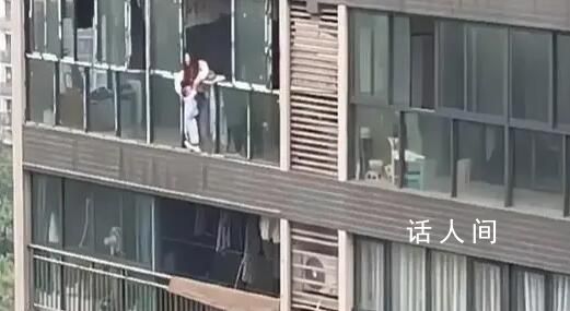 女子欲扔第二個孩子時被控制 目前女子已被警方帶走