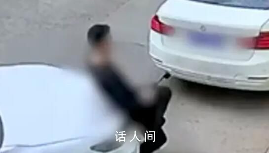 男子錯(cuò)把油門當(dāng)剎車將路人撞上墻