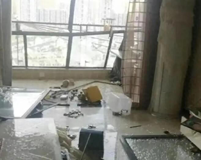 強(qiáng)對流天氣居民家窗戶被吹掉 真的是嚇慘了