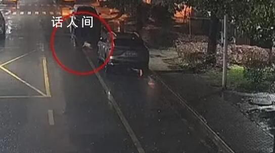 嬰兒雨夜爬上馬路被接力守護(hù) 直到找到家長