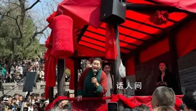 王婆的煩惱:現在上臺心里有負擔