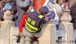 趵突泉保安抱柱險被游客擠下水 回應：人沒事今天游客更多