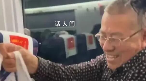 情侶高鐵上被東北大叔投喂爆米花 甚至倒在男生的衣服上