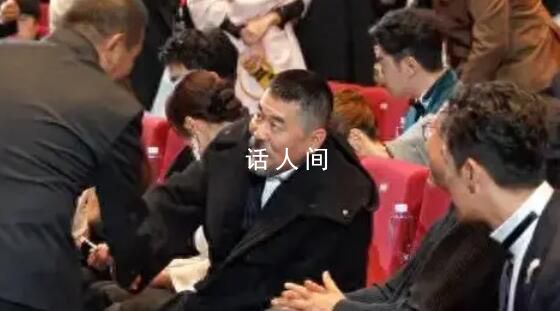 陳建斌坐著和丁勇岱握手被指沒禮貌 被推上了風(fēng)口浪尖